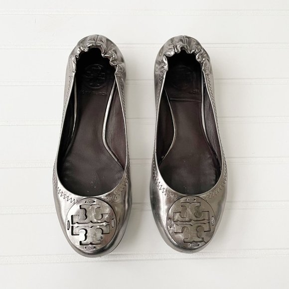 Tory Burch Shoes - Tory Burch Flats Silver Pewter Metallic Leather Logo Ballet Medallion Shoes Size